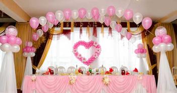 Düğün salonunun balonlarla dekorasyonu Teslimatlı bir düğün için balonlar